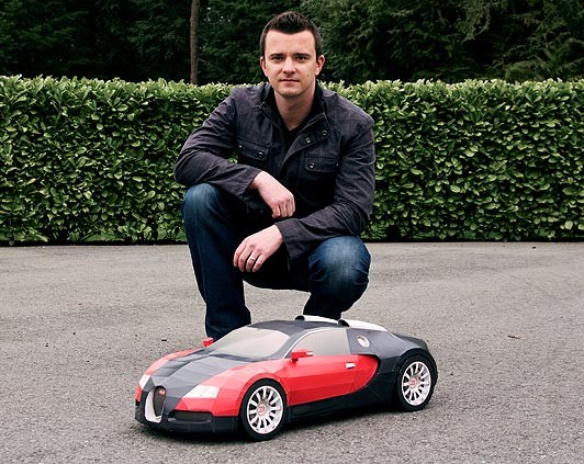 Nhà thiết kế đồ họa Taras Lesko và chiếc xe Bugatti Veyron được làm từ giấy
